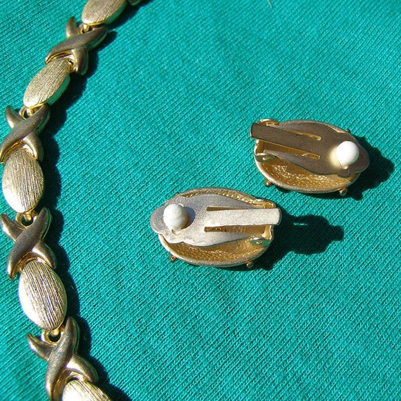 Vintage Goldtone Necklace & Clip-on Earrings Set BROKEN - Picture 4 of 8